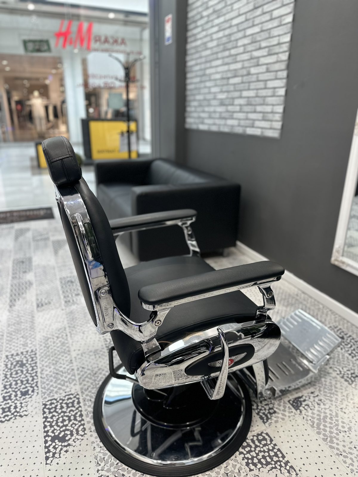 Kényelmes váró a Barber Global Szegedben